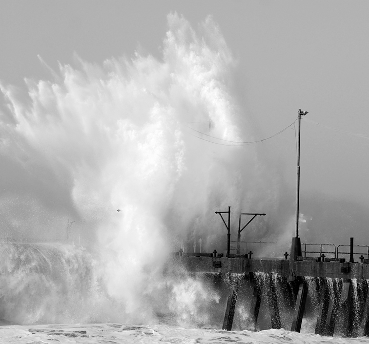 In Cabo Blanco, Perú, infrastructure located in the ocean cut in half the path of the high-quality wave. Photo: Goyo Barragán. 
