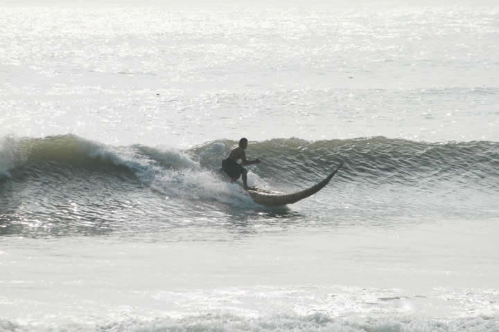 he Surf Break Law has been put into practice, for example, in Huanchaco, cradle of surfing in Peru: there, fishermen used (and continue to use) totora reed boats as the first means for riding waves. Near Huanchaco, the port of Salaverry was built, which has generated serious coastal erosion and has caused certain areas of beaches and coastal zones to disappear. To save the coastline, a project consisting of a series of breakwaters was proposed. Stakeholders were contacted, including the World Surfing Reserve Committee (located in Huanchaco) and the FENTA, who, using the Surf Break Law as support, managed to change the design of the project to avoid affecting the waves of Huanchaco. Photo: Carlos Antonio Ferrer. 
