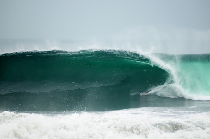 At Ñape Beach, in the district of Chilca, south of Lima, there is a high-quality wave located inside a Peruvian Air Force base. Some sportsmen have managed to obtain permits that allow them to access the beach through the base's facilities, but most of them must enter by walking or paddling through the sea, and they are constantly asked to leave the place. Photo: Carolina Butrich