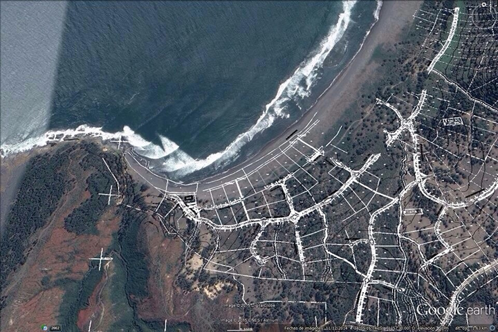 To access Puertecillo, one of the highest quality waves in Chile, one must pass through a private condominium. The real estate project has limited access to the surf break, which generates impacts on the local marine-coastal biodiversity, and has affected the sand dunes, which contribute to sedimentation processes on which the functioning of the break depends. Due to a Supreme Court ruling in 2022, the continuity of the real estate project depends on the decision of the Environmental Qualification Resolution issued by the Environmental Evaluation Service, after the completion of the environmental impact assessment process. Photo: Surf Beats Radio.