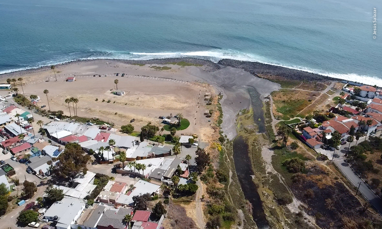 Decree 71 (September 17, 2021) declared the creation of the protected area of San Miguel Beach and Stream, Baja California, as a State Park. In its fifteenth paragraph, it states that the beach and the San Miguel creek are traditionally used by the local population and by national and foreign visitors for family activities, outdoor recreation, nature contemplation, educational activities and for surfing, both recreational and competitive of national and international level. It adds that the quality of the waves in this locality (in reference to the city of Ensenada, Baja California), on which the practice of this sport depends, is directly related to the conservation of the natural characteristics and the hydrology of the beach and San Miguel creek. These provide, naturally, the sediment, sand and rocks that maintain the profile of the coastline that gives rise to the waves. Photo: Jesús Zalazar.