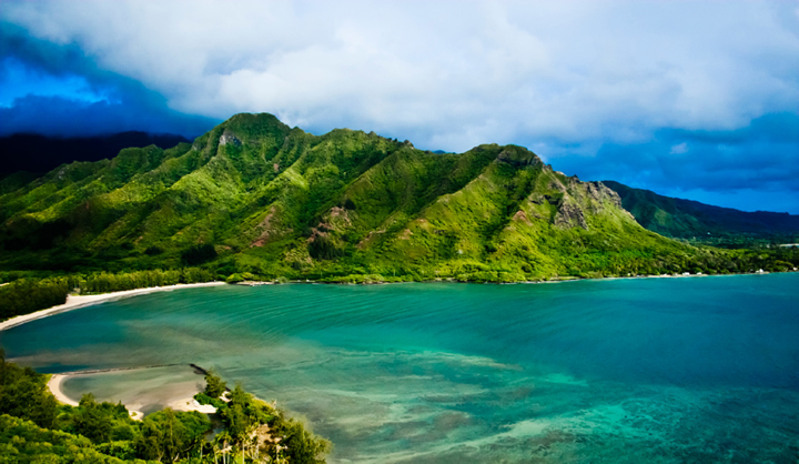 Kahana Bay erosion mitigation. The environmental assessment proposed planning dredging activities during the summer, when there are fewer waves, and effectively and comprehensively informing the community regarding the period when access to the bay would be limited. Photo: Hailey Minton.