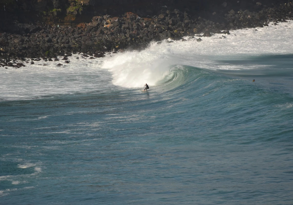 Rabo de Peixe was one of the best waves on the island of São Miguel, in the Azores. Unfortunately, and despite the efforts made by the Portuguese organizations Salvem o Surf (S.O.S.) and Surfrider Foundation Azores, as well as other local groups, the interests of the fishing industry prevailed over the value of surfing. In 2000, the wave was practically destroyed after the construction of a breakwater that was part of a fishing port. Photo: PTP News.