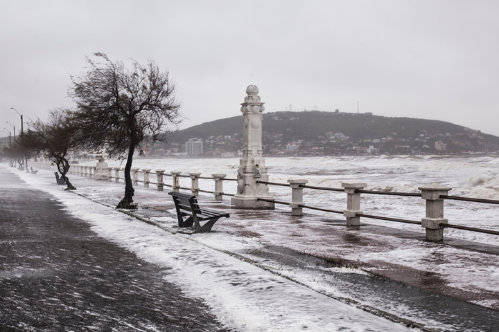 In Piriápolis, the construction of breakwaters to reduce the retreat of the coastline modified the dynamism of the waves. As a result, the beach has been submerged during floods and, although it still has good waves, it is difficult to safely practice maritime sports there. Photo: Emilia Dominguez. 