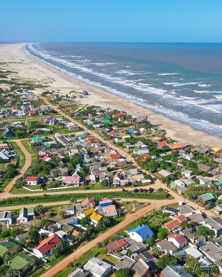 In Aguas Dulces, Rocha, the summer houses built without regard for territorial planning and very close to the beach altered the distribution of wave energy. This resulted in intense erosion of the sea edge and is causing damage to buildings. The debris ends up on the beach, which harms human safety for recreational use. Photo: Sebastián Decuadro.