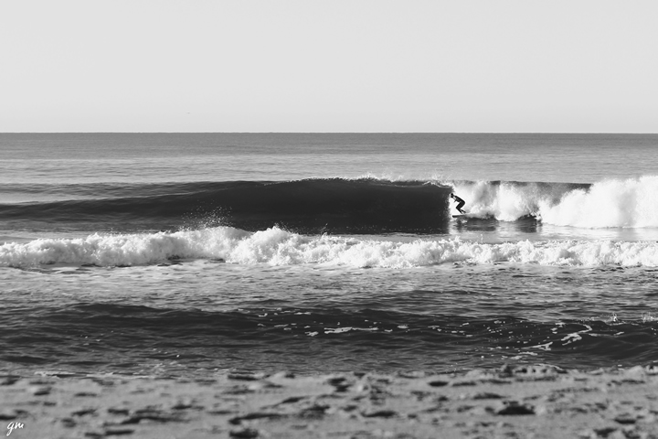The Garzón wave in Laguna Garzón is a consistent surf break that breaks in both directions over a sandy bottom, making it ideal for winter surfing. In 2021, the SNAP invoked the Uruguayan Program of Surfing Reserves among the contributions submitted to prepare the Management Plan of the Laguna Garzón Protected Area and include the surf breaks among the objects of conservation. The dynamics of the surfing zone was also thought as a key ecological attribute of the marine zone. Photo: Germán Meirana.