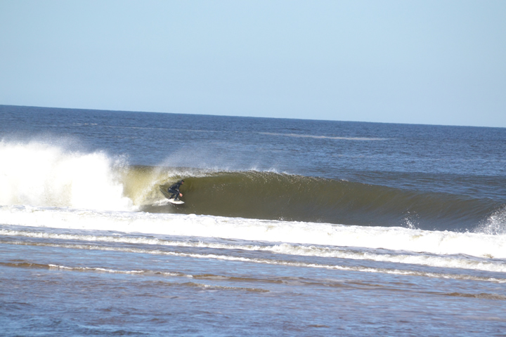 In Laguna de Rocha there are quite consistent waves, left and right, ideal for surfing in winter. It works best with southern swells and winds. The sandy bottom means that the best surfing conditions at the mouth are generated at low tide, offering several high-quality tube-shaped peaks. Photo: Guillermo Rodríguez.